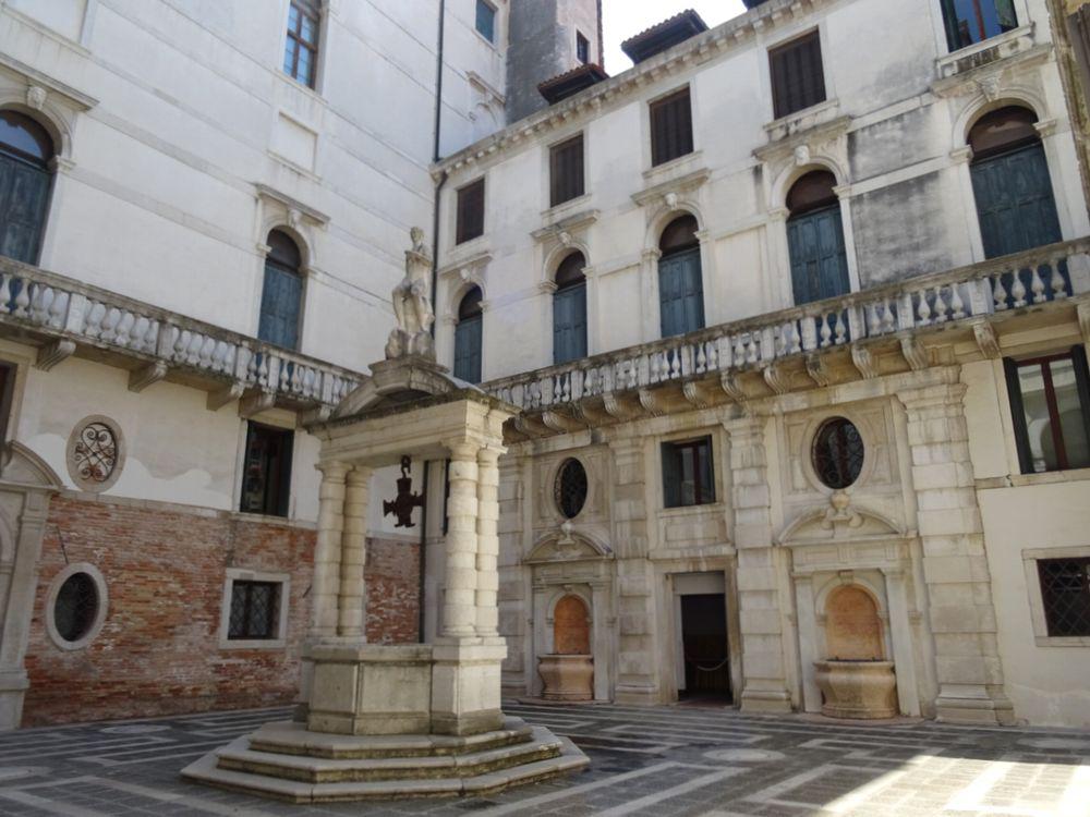 カ・ペーザロ | イタリア の建築【世界建築巡り】-37