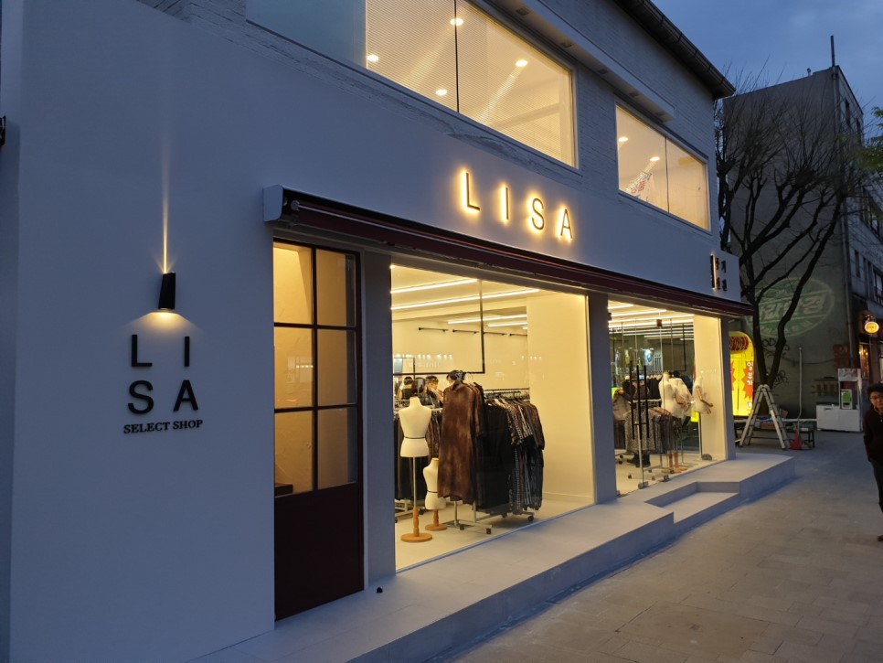 简约时尚的白色调服装店室内设计-7