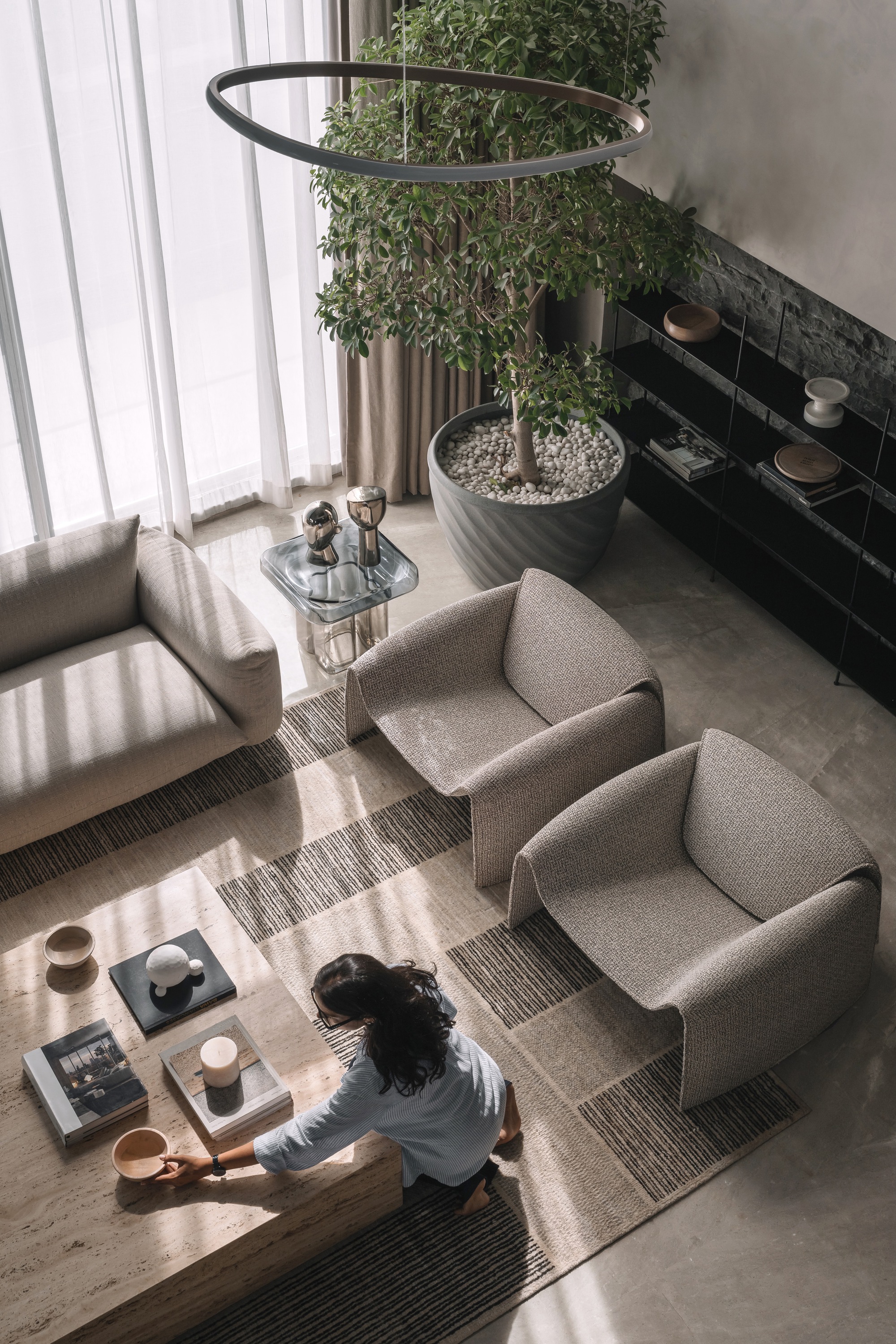 雕琢而成的静居之所住宅
注:Sculpted有经过雕琢的意思 ,Sanctuary有庇护所;安静的地方等意思,House就是住宅、房子这里整体结合起来这样翻译较能体现整体含义如果从更宽泛的建筑相关语境也许简单可译为雕琢风静居住宅 ,但具体需根据实际背景来定 丨印度丨D'WELL-30