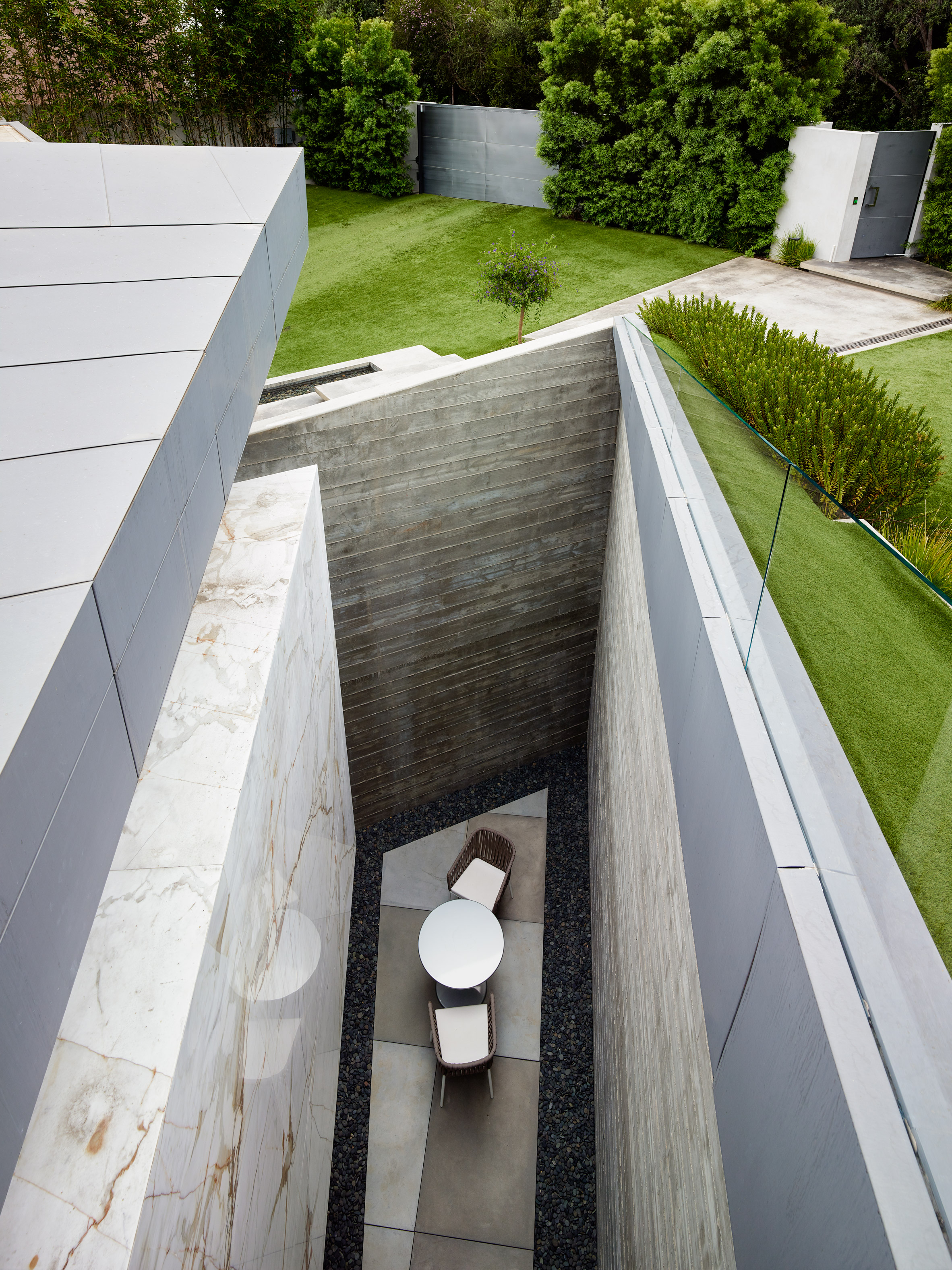 Eric Rosen embeds asymmetrical house into Los Angeles hillside-4