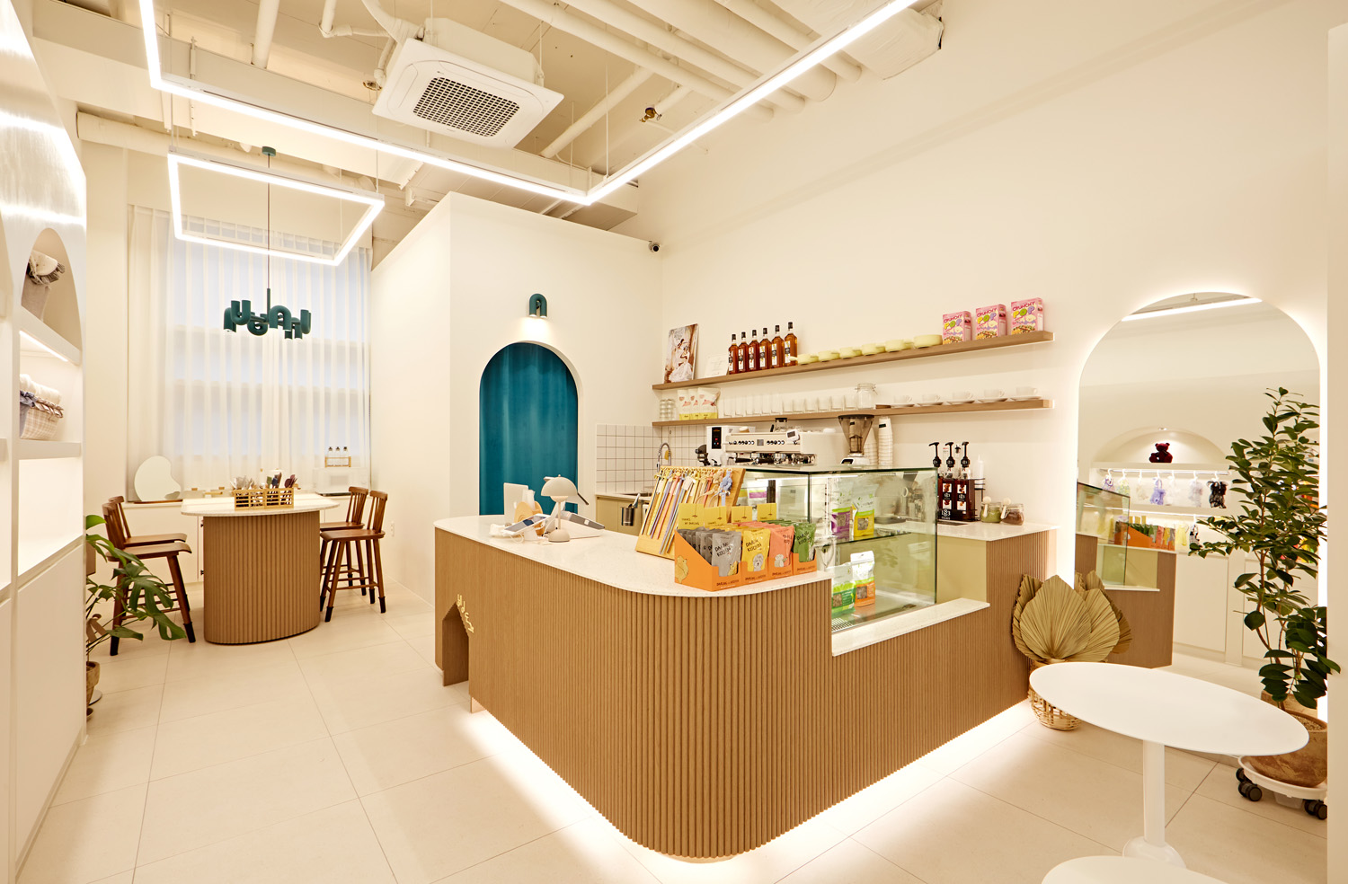 白色与木色的极简之美 | 13 坪小空间的餐厅设计-5