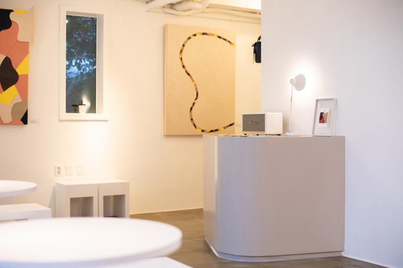 15 平米宠物咖啡厅，简约设计展现温馨氛围-11