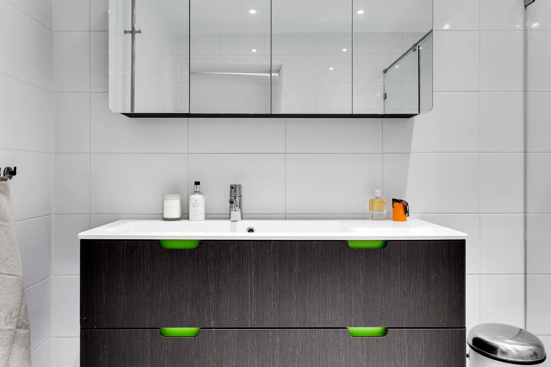 极简灰色公寓中的法国设计金属壁炉-17