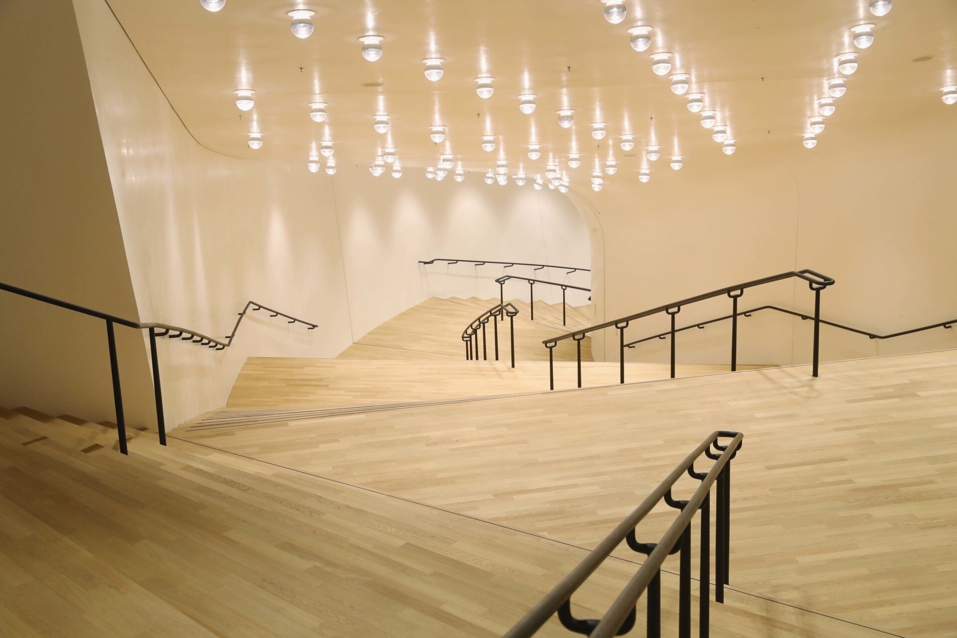 香奈儿 2018 早秋时装秀，德国汉堡 Elbphilharmonie 音乐厅的戏剧性舞台-8