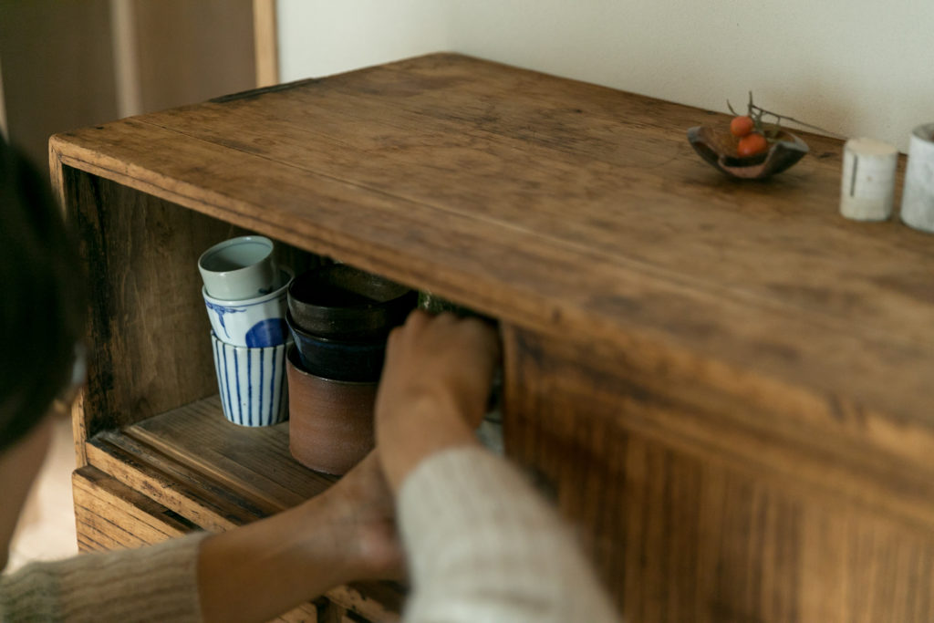 吹き抜けを家の中心に作るあたたかな自然素材の家に『shizen』の器が映える | Style of Life | 100%LiFE-5