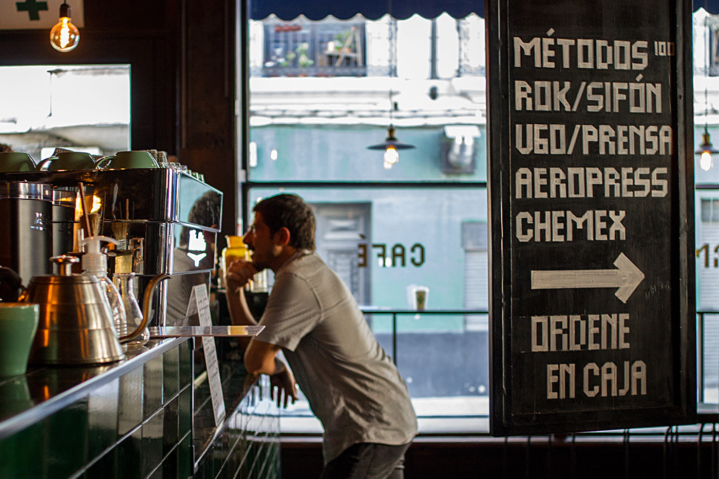 拯救历史,重塑身份的乌拉圭老药房咖啡馆-11