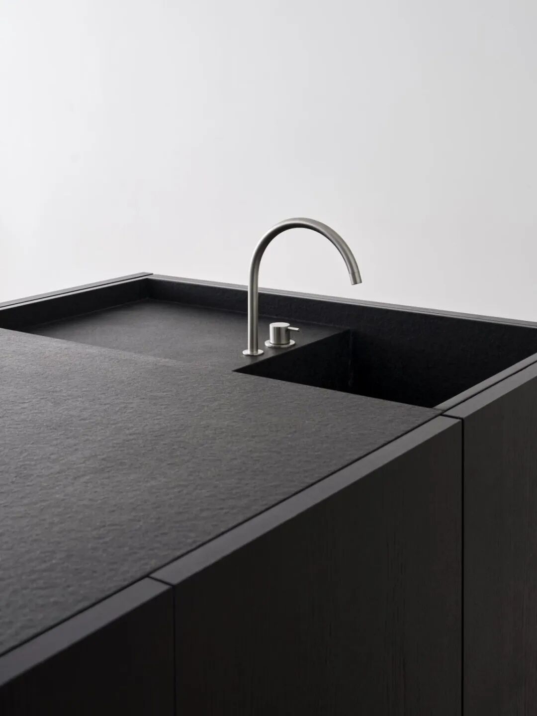 光影与匠心交织：菲利普·马西森的都市静谧栖居-11