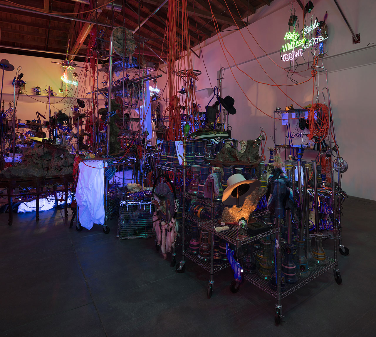 混沌中的诗意的 Jason Rhoades 装置艺术展-35