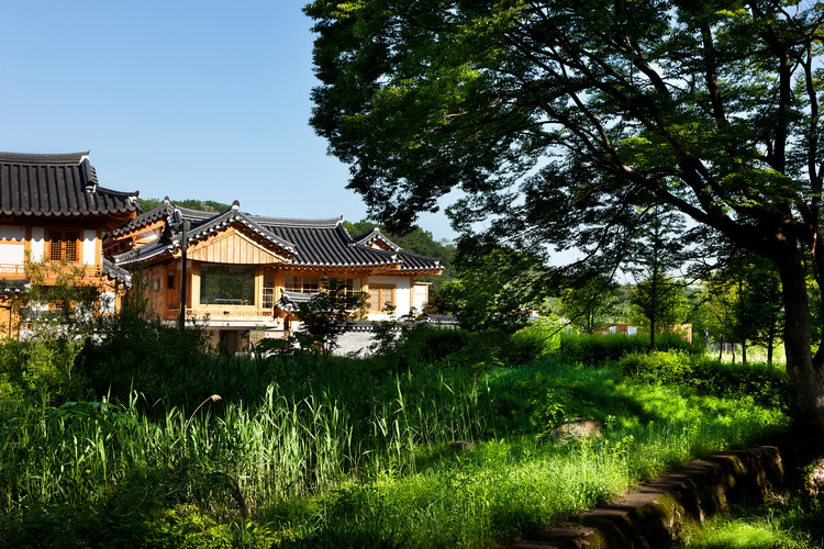 Knock Knock Heon · 与山共融的现代汉诺克住宅设计-2