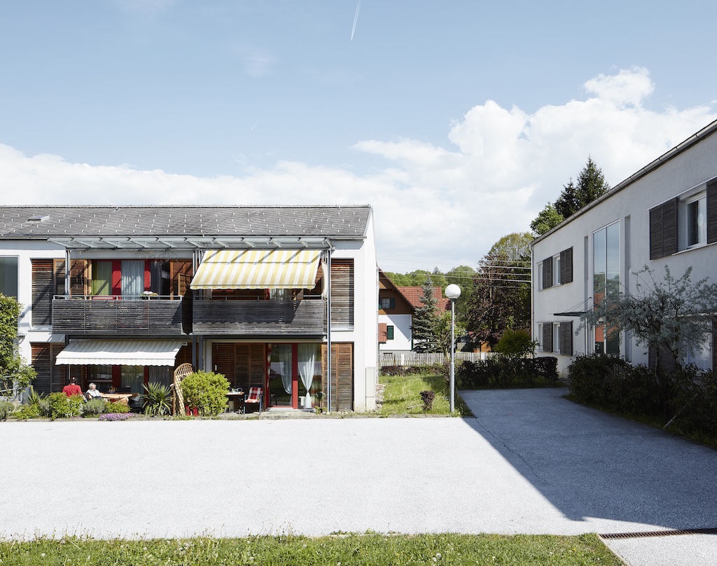 绿意盎然的城市住宅区 | 和谐融入环境的建筑群-12