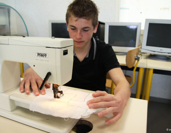 正反两面；纸张的正反（注：recto指纸张的正面、右页，verso指纸张的反面、左页 ）丨A4 Designers-28