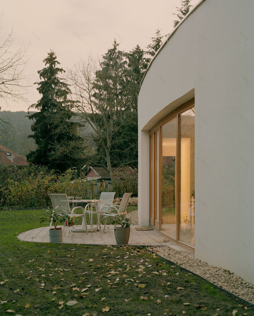 House and Atelier among the Foothills of Buda / GUBAHÁMORI-29