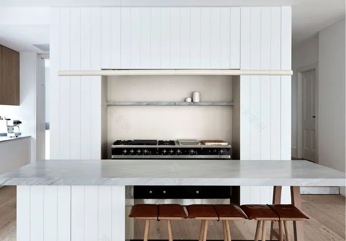 北欧简约风“Sage House”中性色调与绿色植物的优雅空间-8