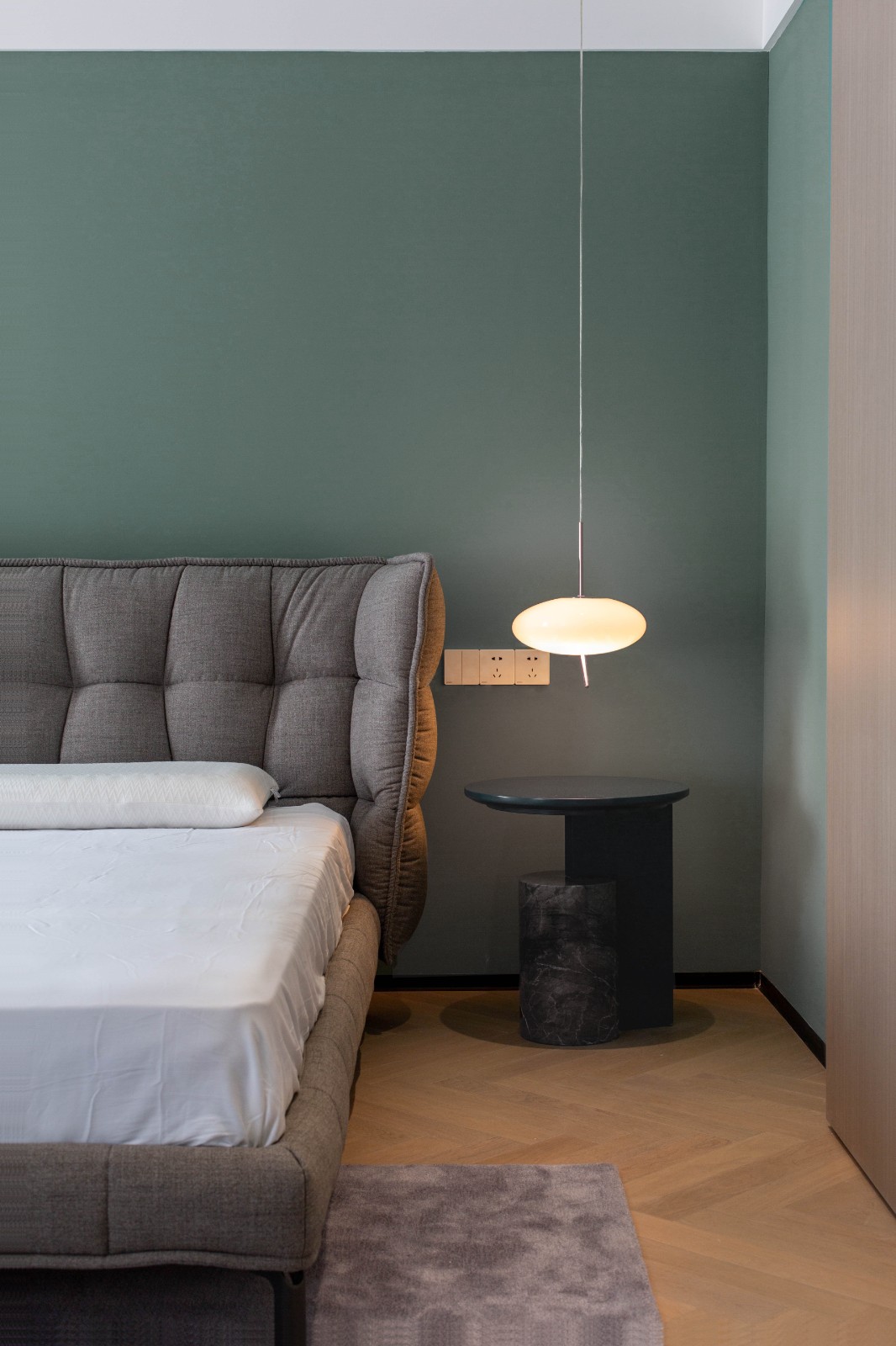 琐碎空间大改造 | 220 平经典现代风设计，灯光与质感的完美结合-26