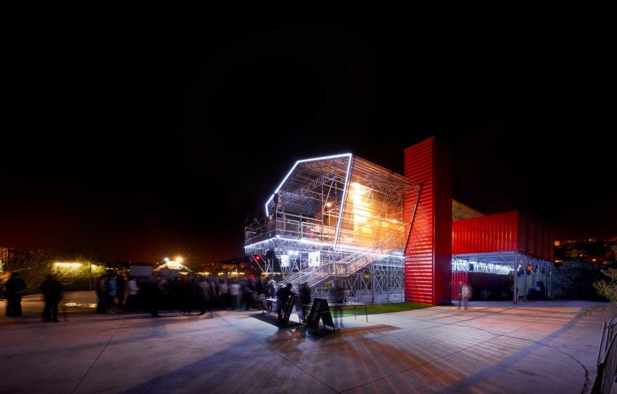 岛上的大桌子(因信息有限,该翻译是按字面意思直译为岛上的大桌子,若结合更具体语境,可能存在其他更适合表述,比如这里 tables 也可能有引申含义如大餐桌大型会议桌等,但根据当前原文只能给出此翻译) 丨法国巴黎-14