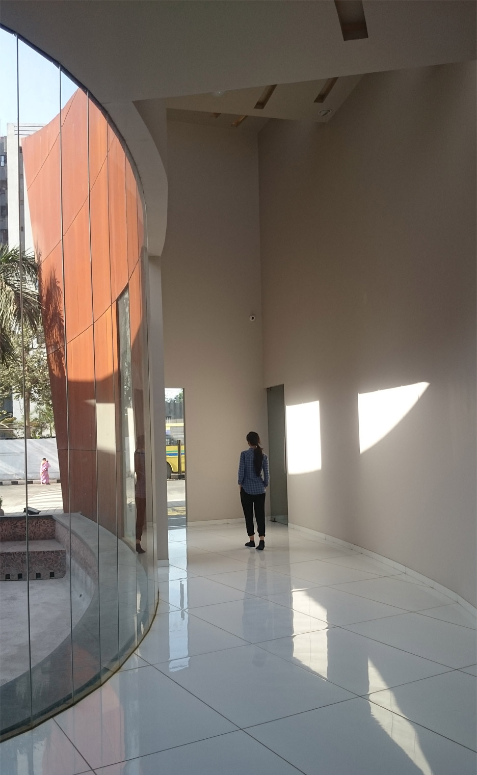 考顿钢墙屏张左右的新月状办公楼-6