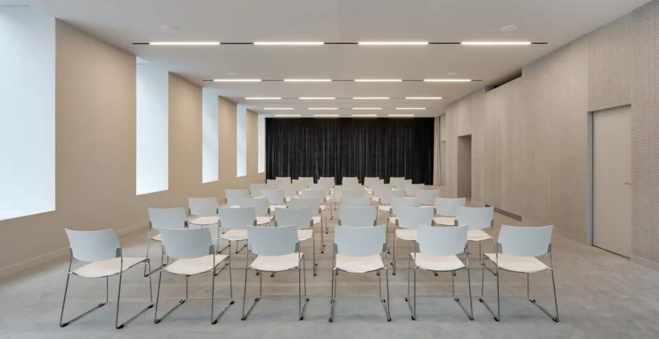 “LaBoussole”文化与旅游中心：彩色光影-25