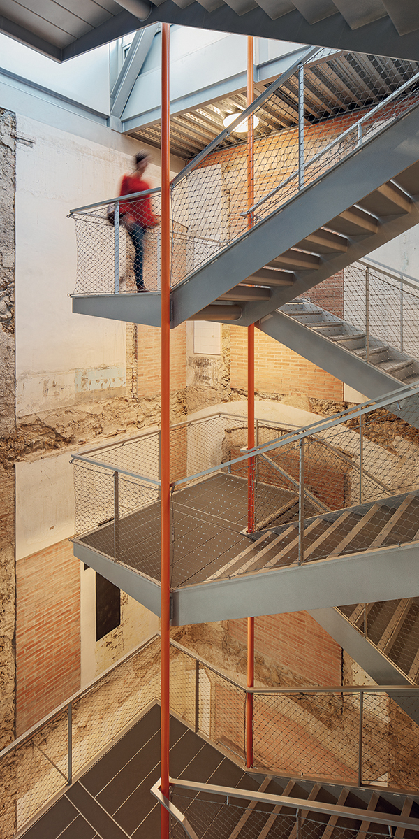 巴塞罗那旧厂房变身图书馆 | 融合历史与现代的创意设计-19