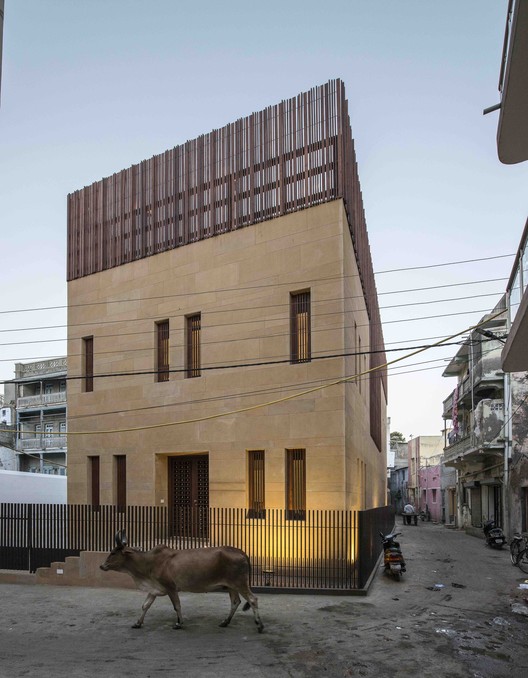 印度曼德维乡村 240 平米内向住宅，融入当地文化元素-17