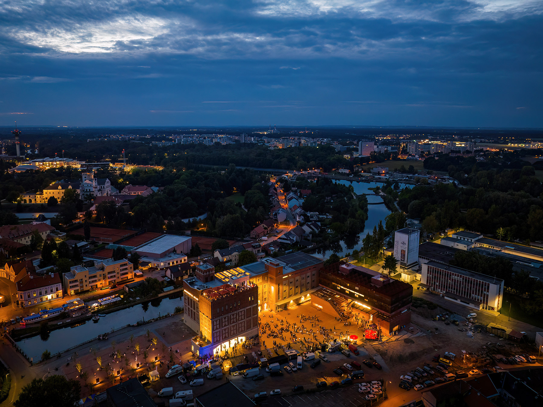 新舊共榮的城市典範：捷克舊磨坊改造，融合藝廊、教育中心、市民共享的文化場域 | FAM-107