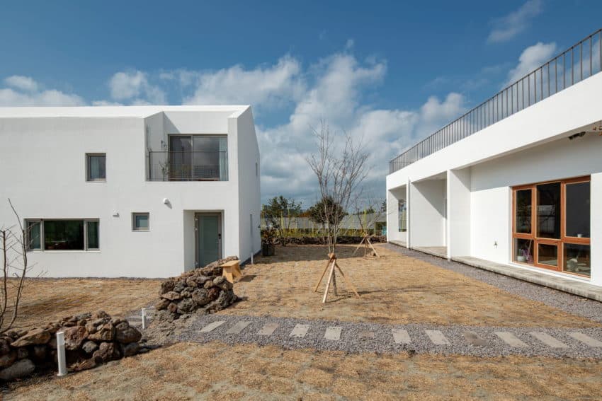 Simply rectangular Draindot guest house created by STARSIS + ilsang workroom as a uniquely shared island living space-14