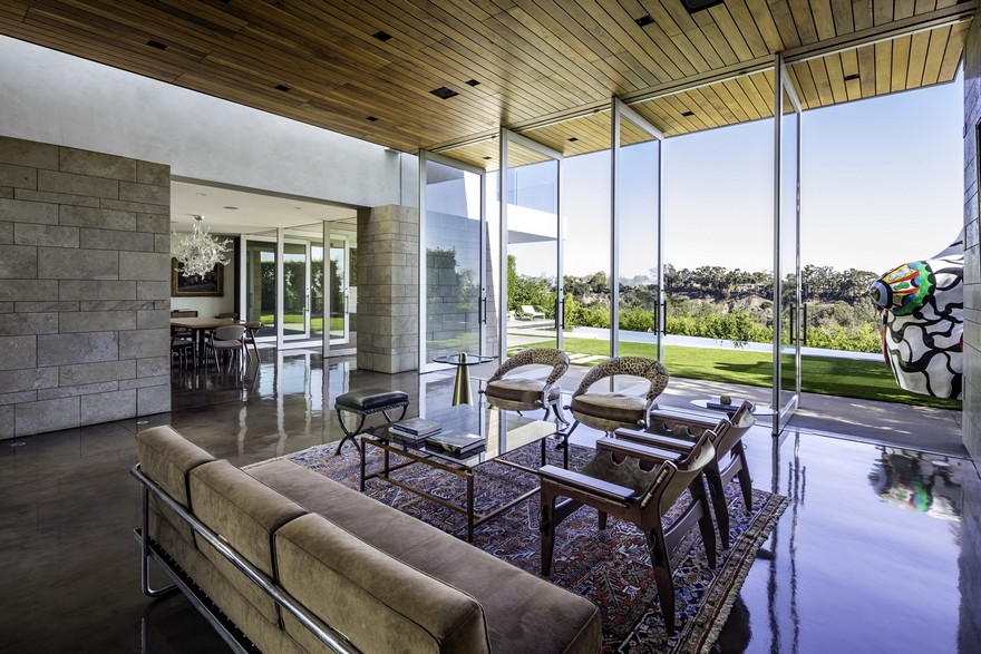 Pacific Palisades House Features Large Open Spaces-6