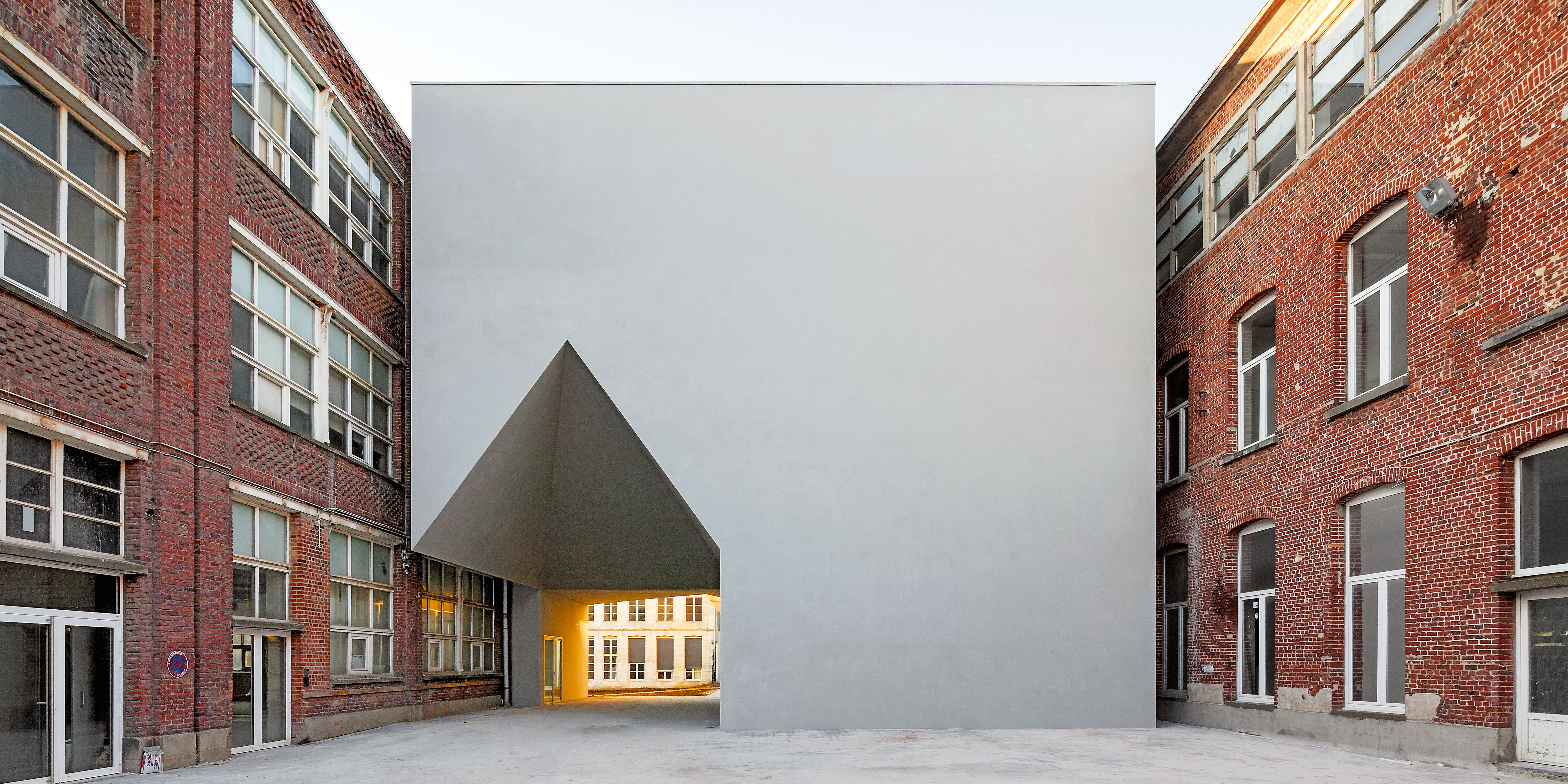 比利时 Tournai 建筑学院 | 混凝土工业风的教育空间-0