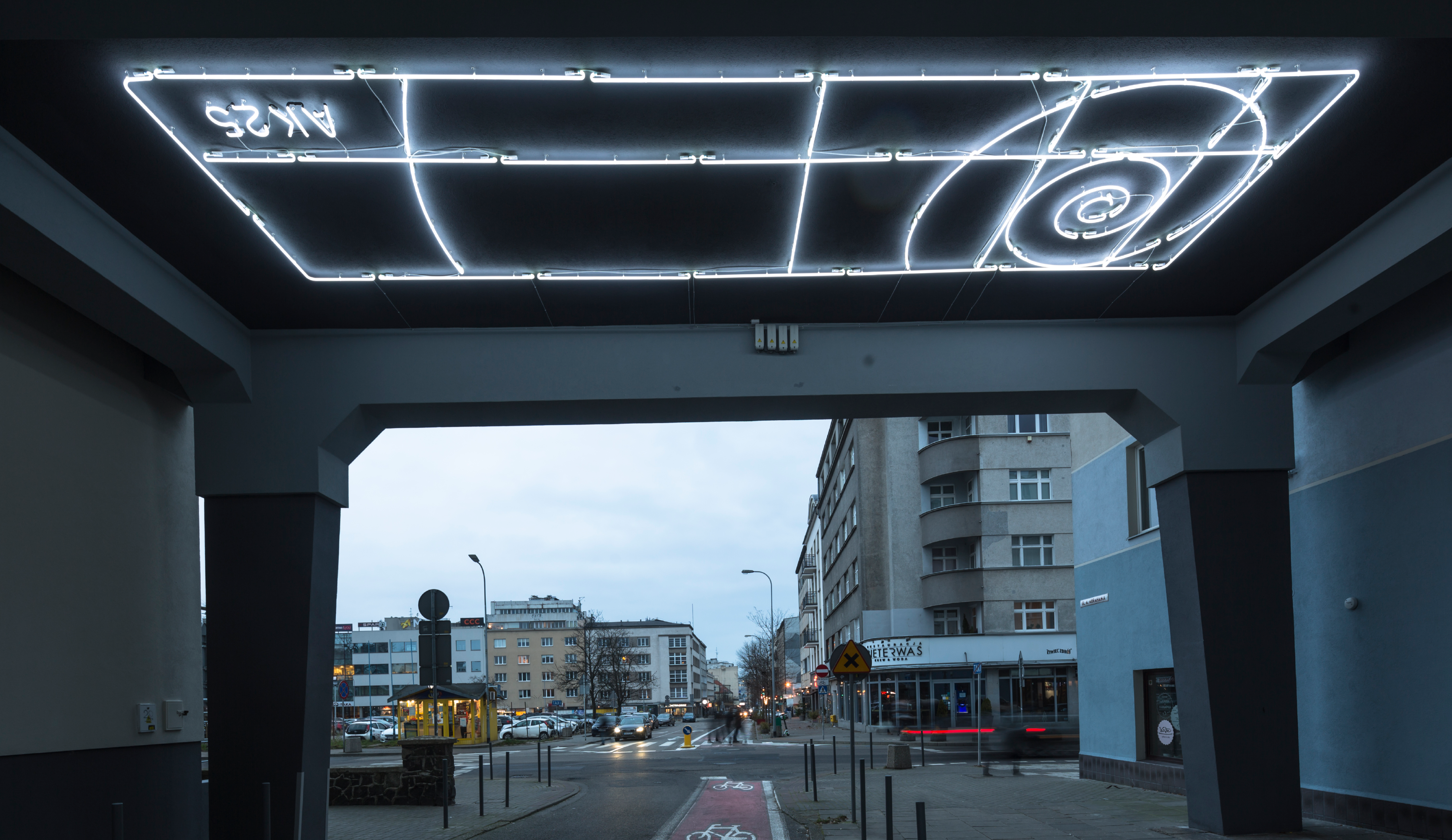 现代主义通道的霓虹灯装置丨波兰格丁尼亚丨Traffic Design-13