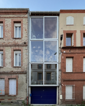 L33 Narrow House / BAST