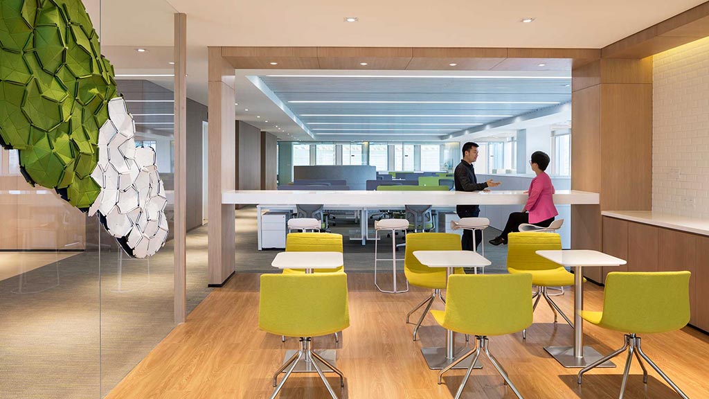 玻璃幕墙中的活力办公空间-8