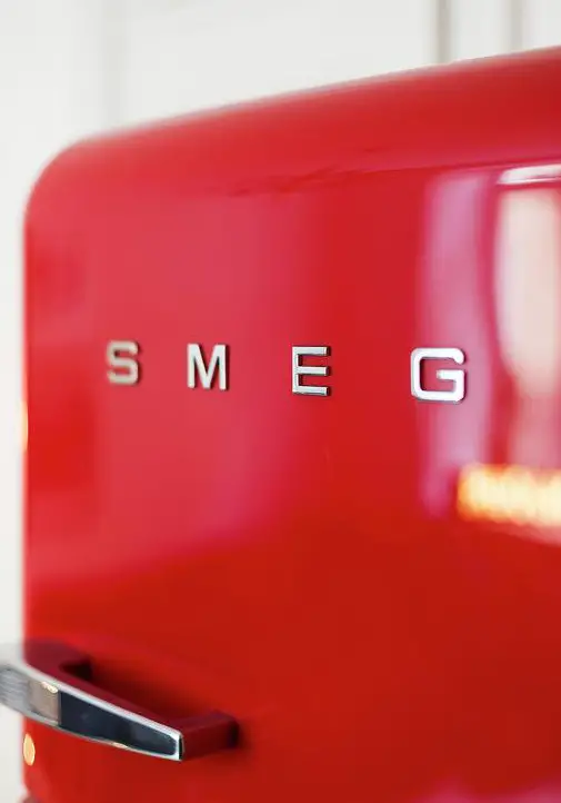 红 SMEG 厨房，温馨两居室的亮点-13