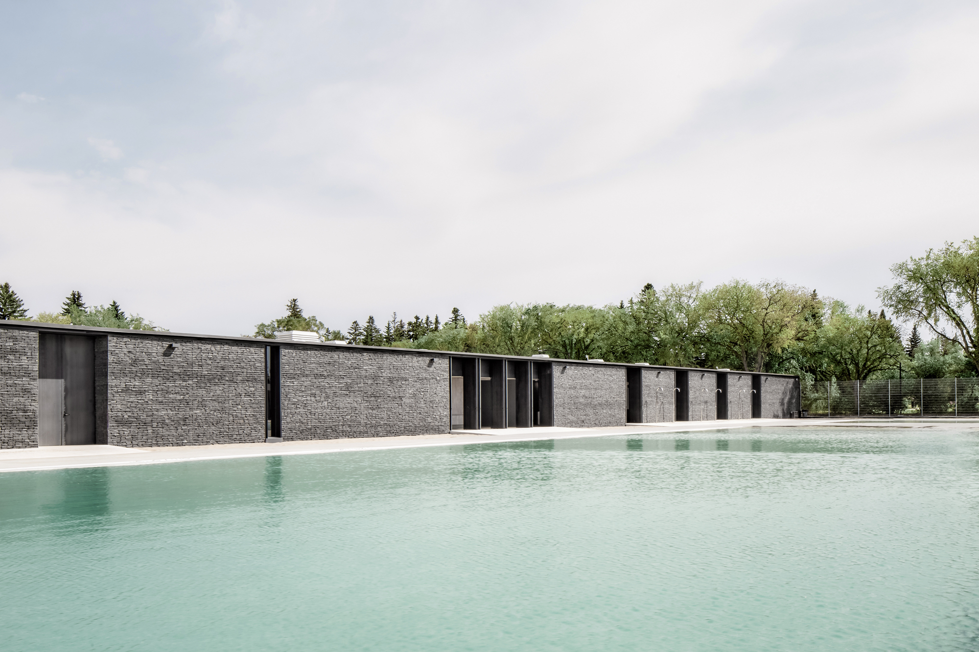 Edmonton 市 Borden Park 自然游泳馆 | 环保泳池设计典范-1