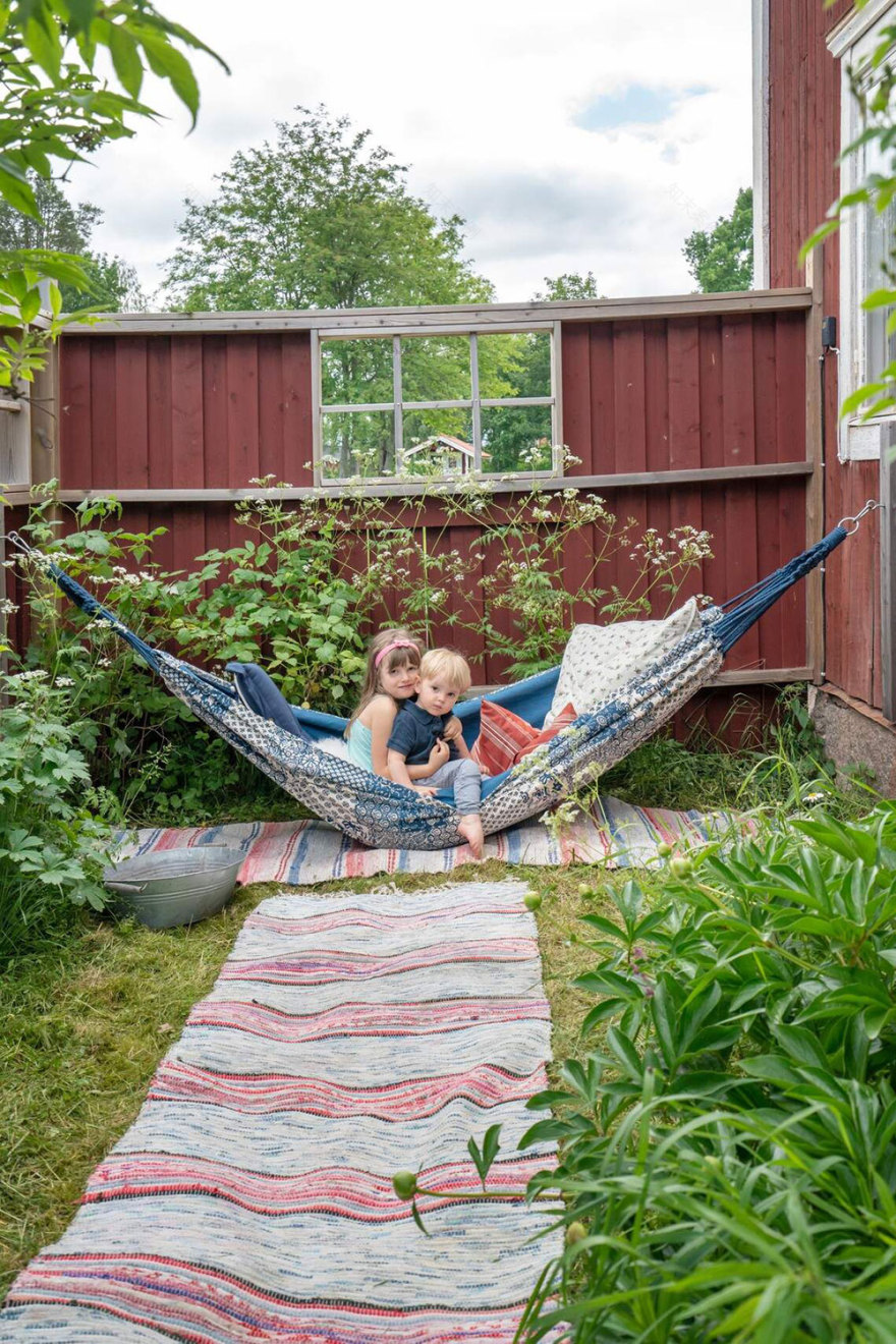 瑞典百年农场小屋的繁花内饰设计-11
