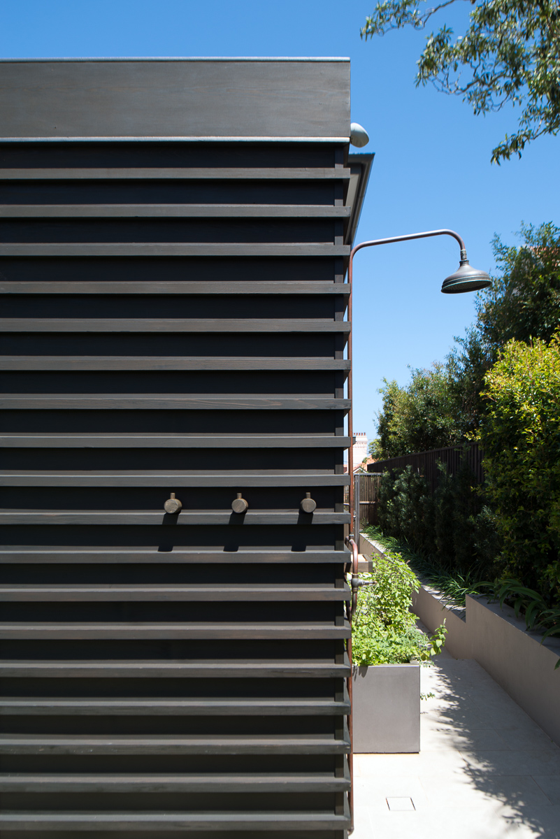 悉尼港边山巅上的现代家园-11