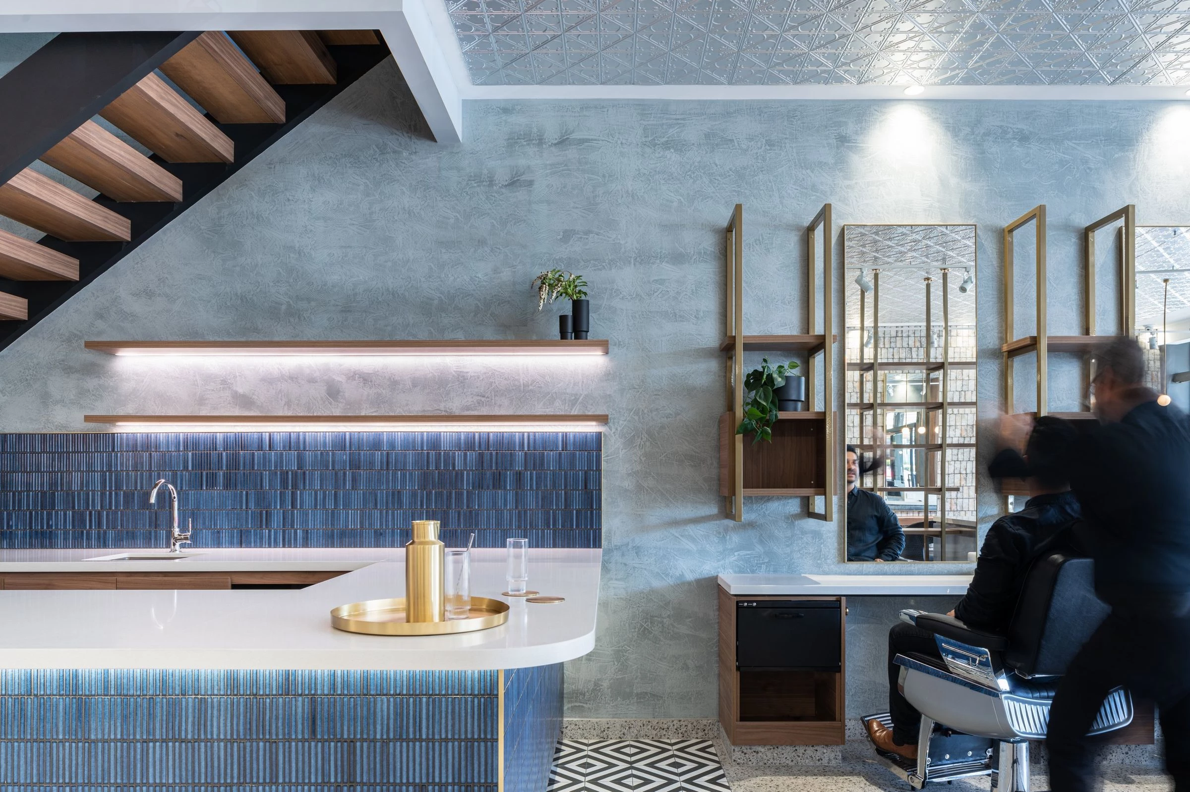 轮廓分明发型沙龙-26