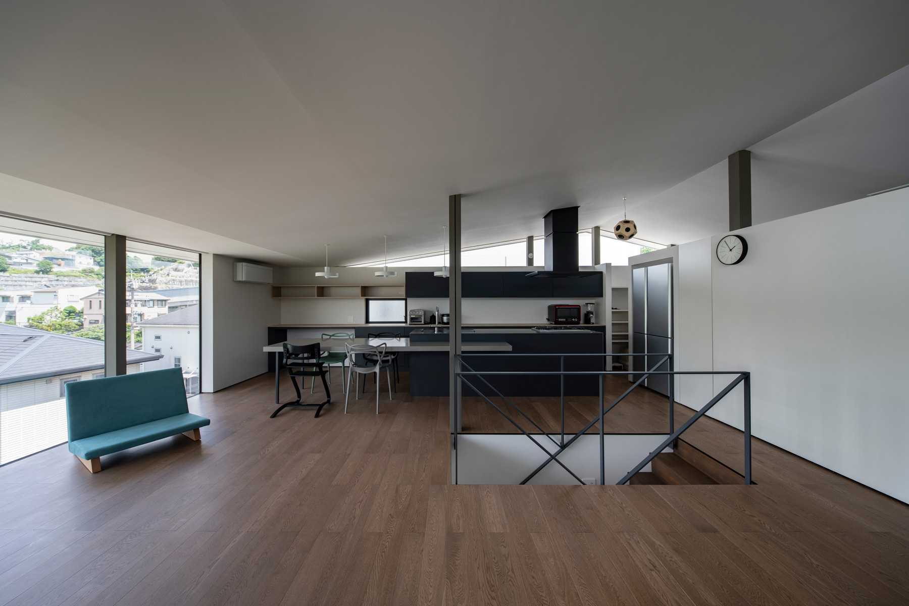 山形坡地上的雅致居所——山本洋平设计的三功能屋顶-9