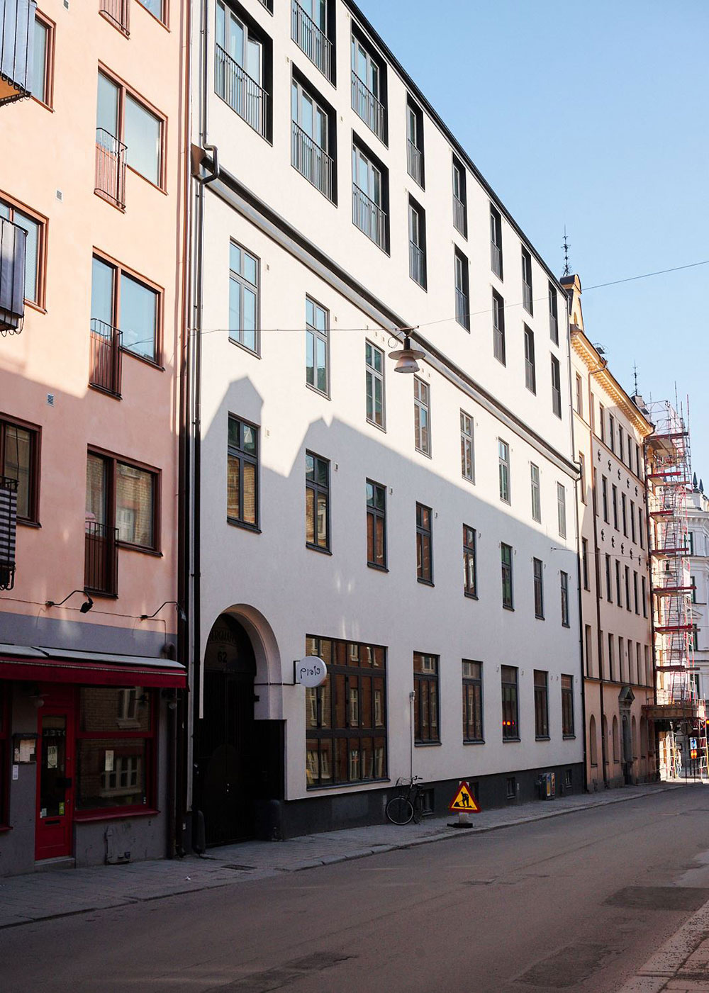 斯德哥尔摩工业风公寓的粉色卧室设计-24