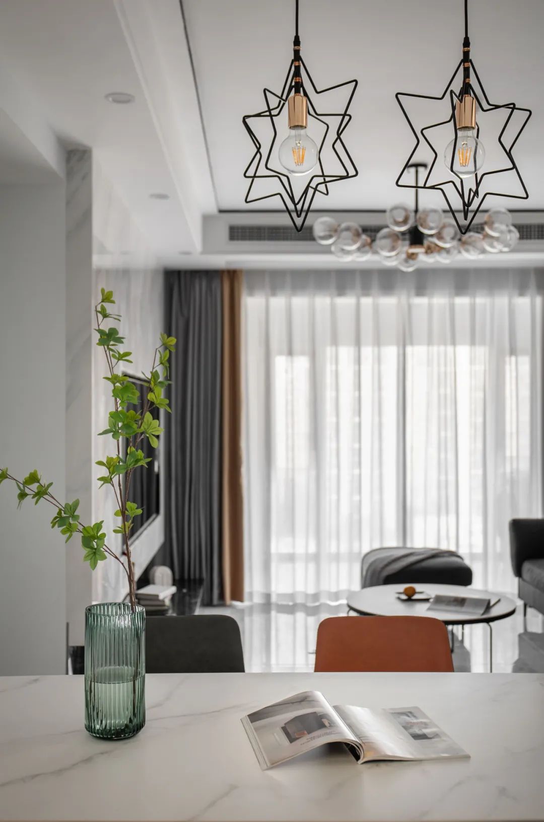 重庆融创春晖十里雍和府 | 黑白灰里的现代简约温情-11