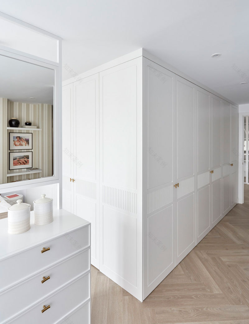 马德里 90 平米白色公寓,玻璃 partition 分隔空间,明亮有趣-7