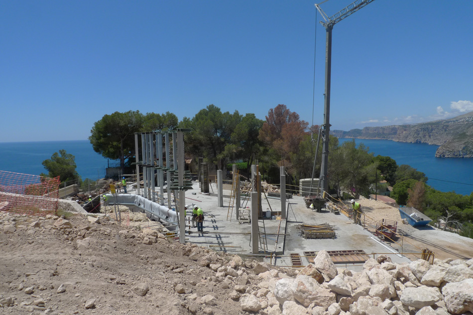 俯瞰地中海的不规则Cala Ambolo住宅-11