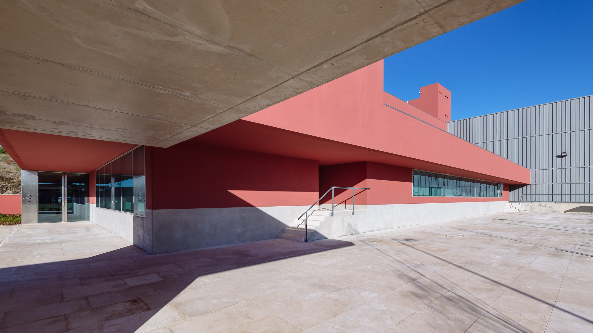 葡萄牙 Plural 药店总部物流中心,古今交融的办公建筑-40