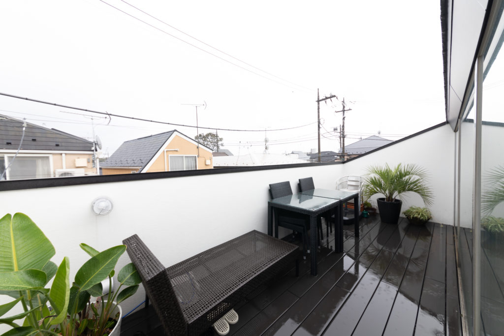 家族がほどよくつながる多目的な高床と空庭をもつ職住一体の住まい | Style of Life | 100%LiFE-8