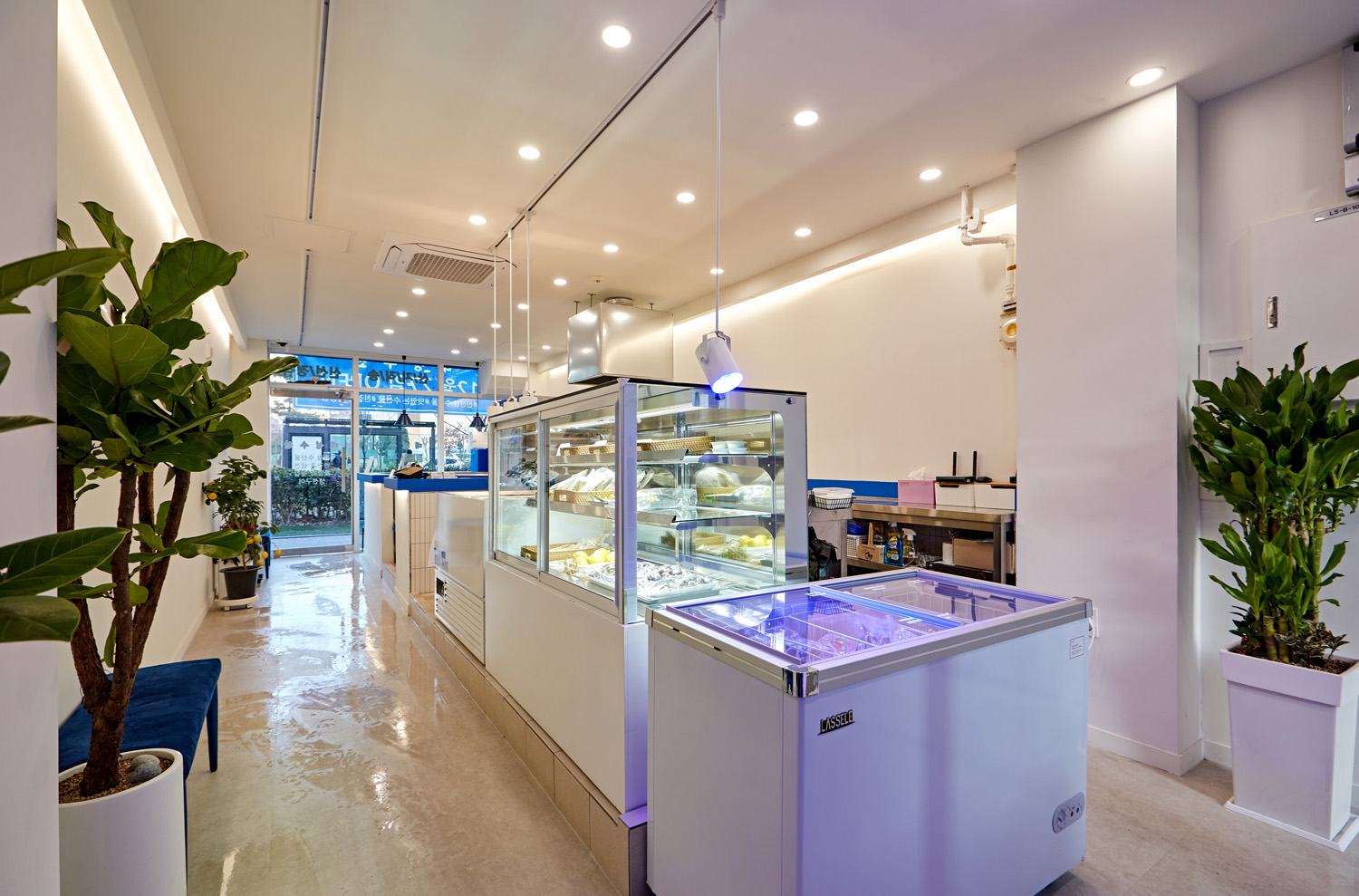 11 坪白色极简主义海鲜餐厅设计-7