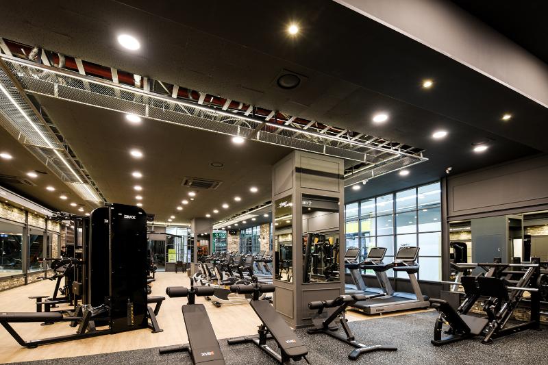 极简黑白色调的 157 平米健身中心设计-4
