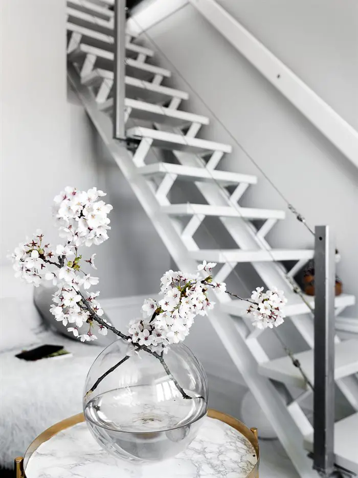 瑞典 1931 年老建筑中的红砖阁楼卧室-11