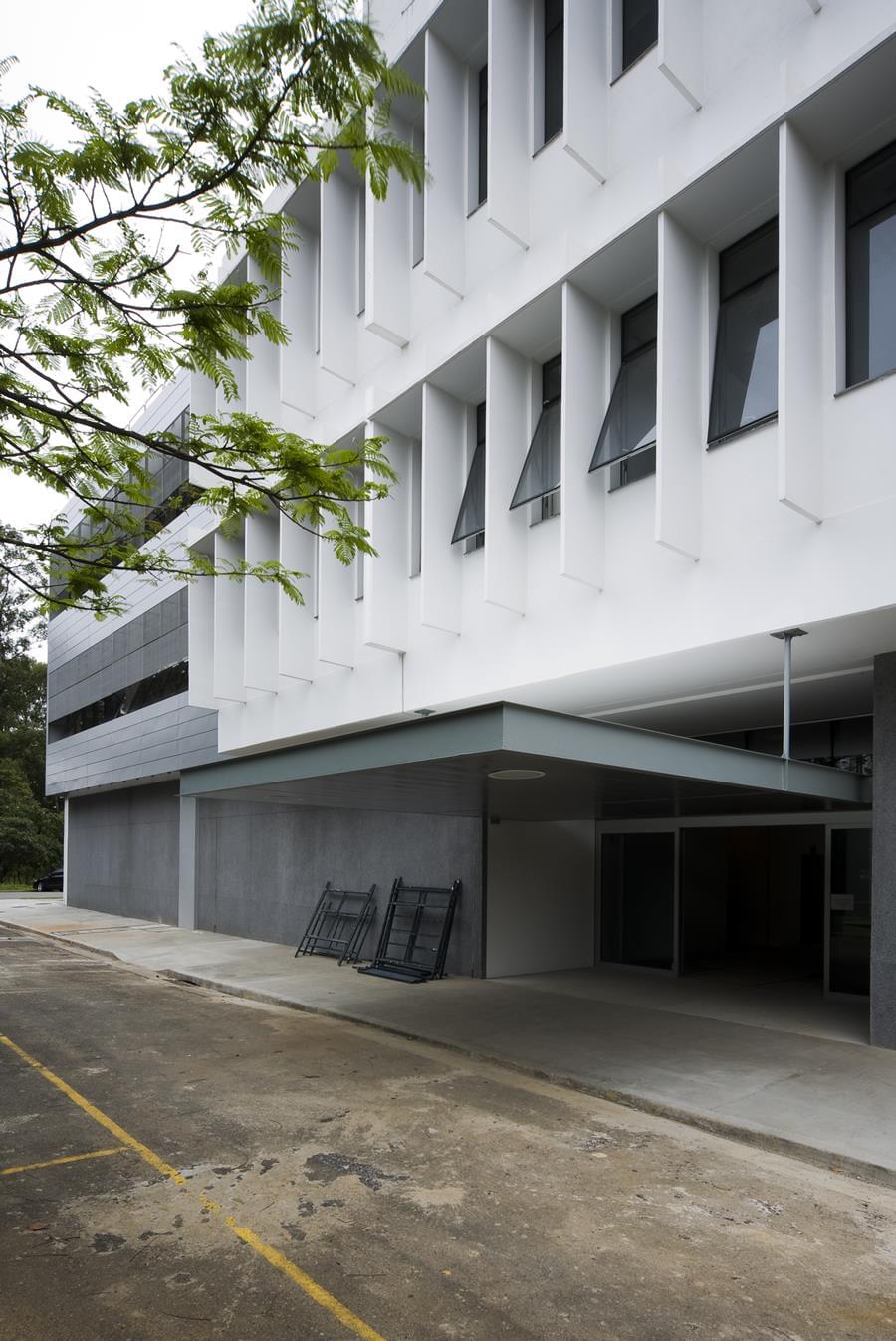 巴西 Metropole Arquitetos 打造独特 U 型庭院商业建筑-4