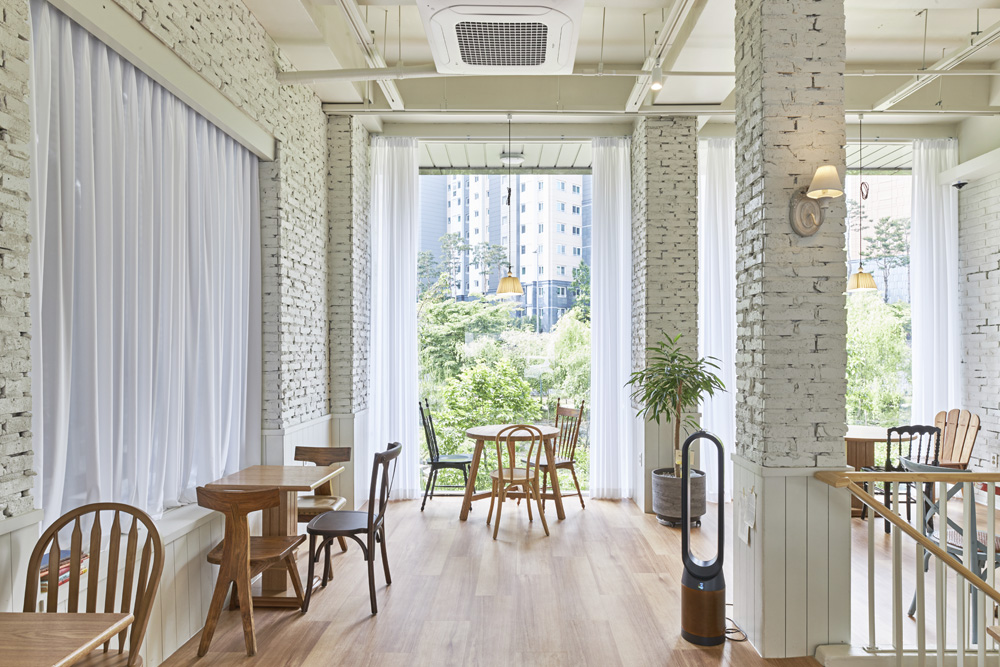 白色木纹打造舒适 50 平咖啡厅空间-20