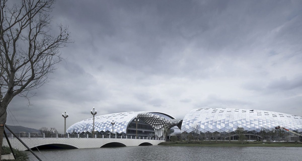 鳳凰湖上一座展翅飛舞的閃爍建築。 - WEHOUSE-9