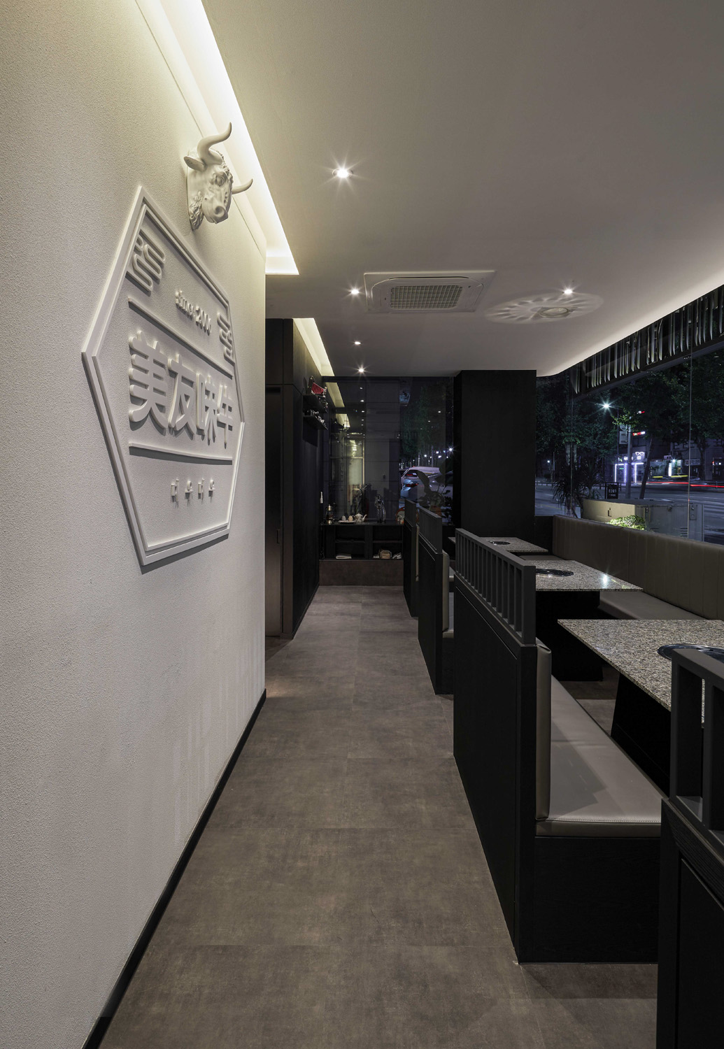 韩式高级烤肉店，黑白简约风诠释 75 平米空间设计魅力-12