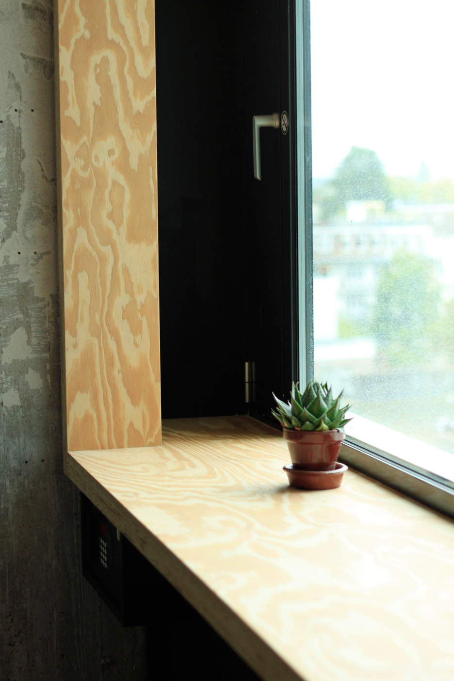 阿姆斯特丹酒店木制浴缸与天空屏幕打造禅意空间-20